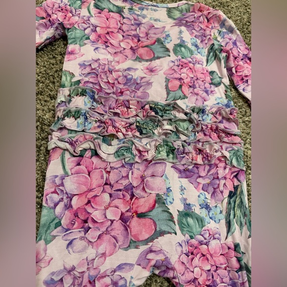 Bums and Roses You Had Me At Hydrangea Ruffle Footie 2T - Picture 6 of 9
